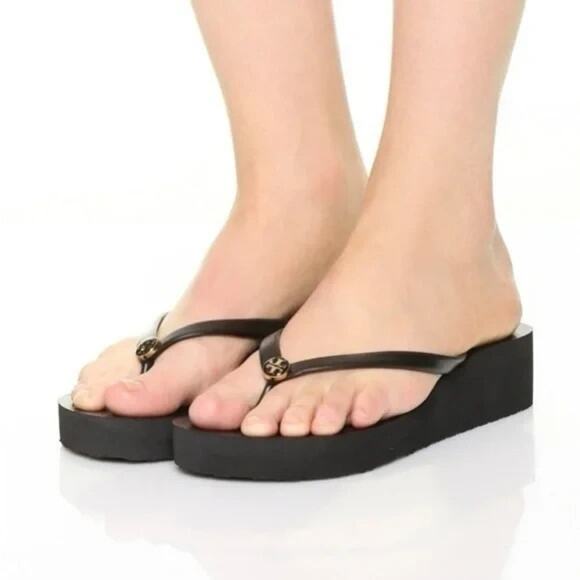 Tory Burch Wedge Flip Flop Sandal Black Thong Toe Gold Logo Slip On Platform 7.5 - Picture 1 of 12